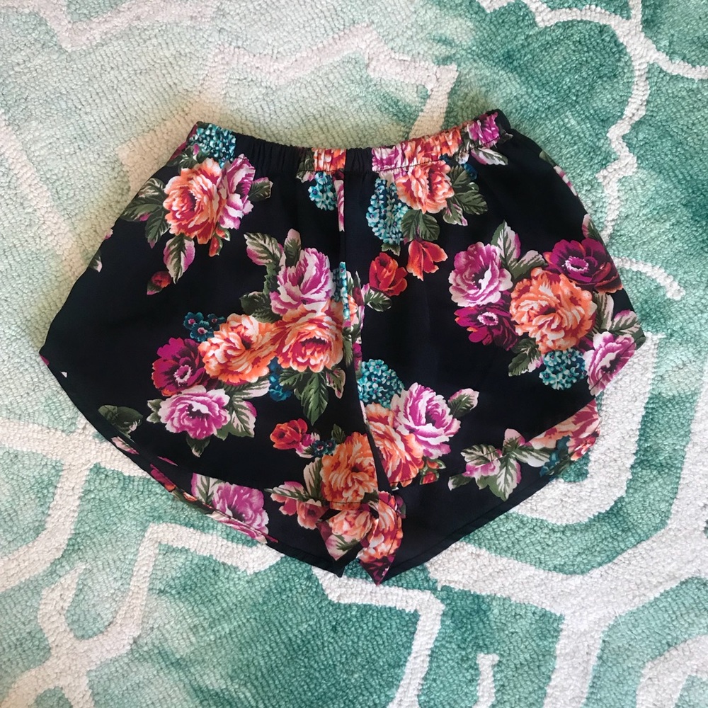 NWOT! Beautiful Floral High-Waisted Shorts, Sz M!